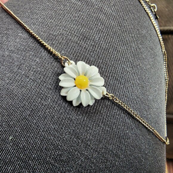 NWT Accessorize Daisy On A Chain Necklace - Picture 1 of 14